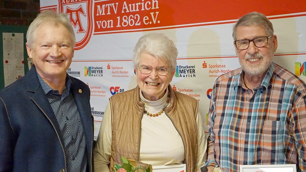 MTV-Chef Wilfried Theessen (von links) gratulierte Waltraud Meyerholz und Walter Endelmann zur Ehrenmitgliedschaft im Auricher Sportverein. Foto: privat