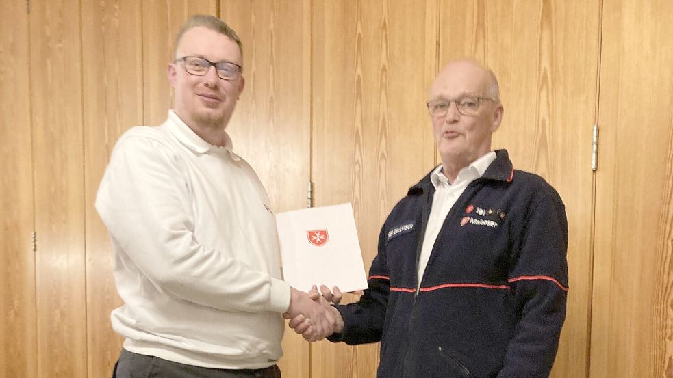 Ortsbeauftrater Alfred Dellwisch (rechts) überreicht Andreas Töpfer die Ernennungsurkunde. Foto: privat