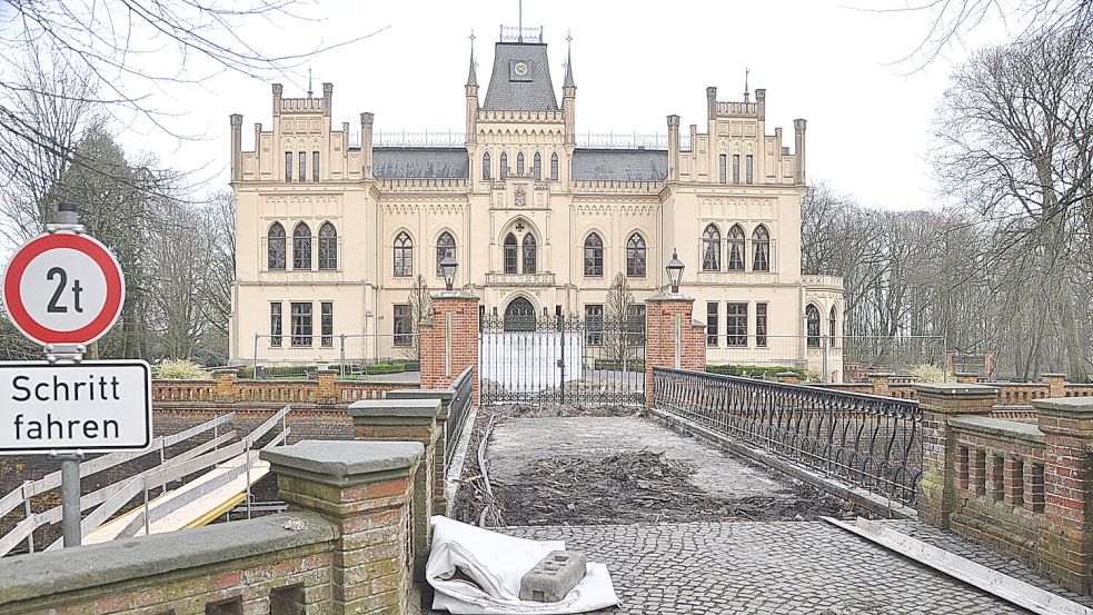 Die Feuerwehr war am Mittwoch zur Evenburg ausgerückt. Dort wird derzeit die Brücke saniert. Foto: Wolters/Archiv