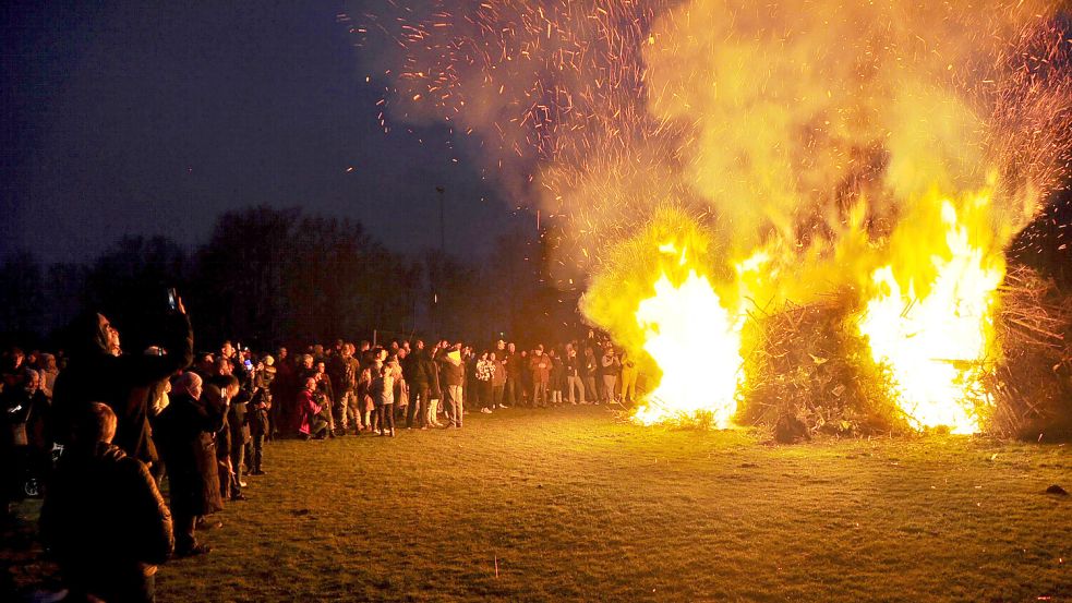 Ein riesiges Feuer brannte im Leer, entzündet wurde es vom Verein SC 04. Foto: Wolters