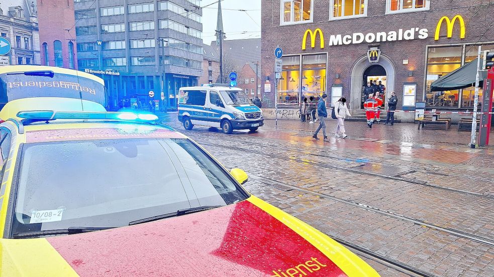 Eine Reizgasattacke in einer McDonald‘s-Filiale an der Straße Am Dom in Bremen hat am Montag einen Großeinsatz der Polizei ausgelöst. Foto: NWM-TV