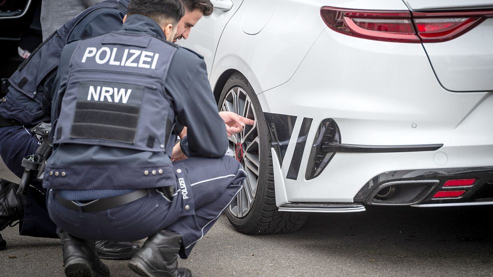 Polizisten überprüfen am „Car-Freitag“ ein Fahrzeug auf einem Parkplatz. Foto: Christian Knieps/dpa