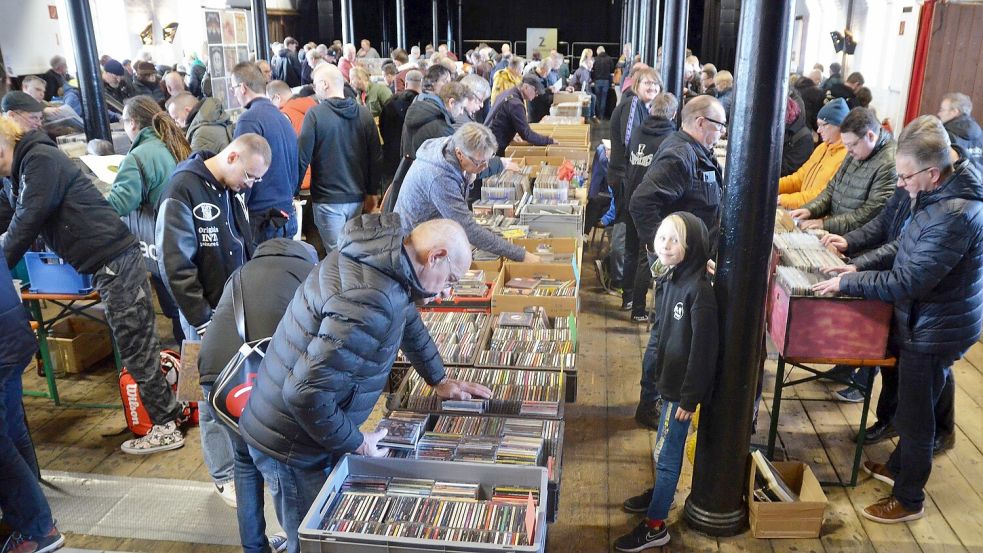 Rund 35 Aussteller präsentieren ihr Vinylangebot im Zollhaus. Foto: Frank Ammermann