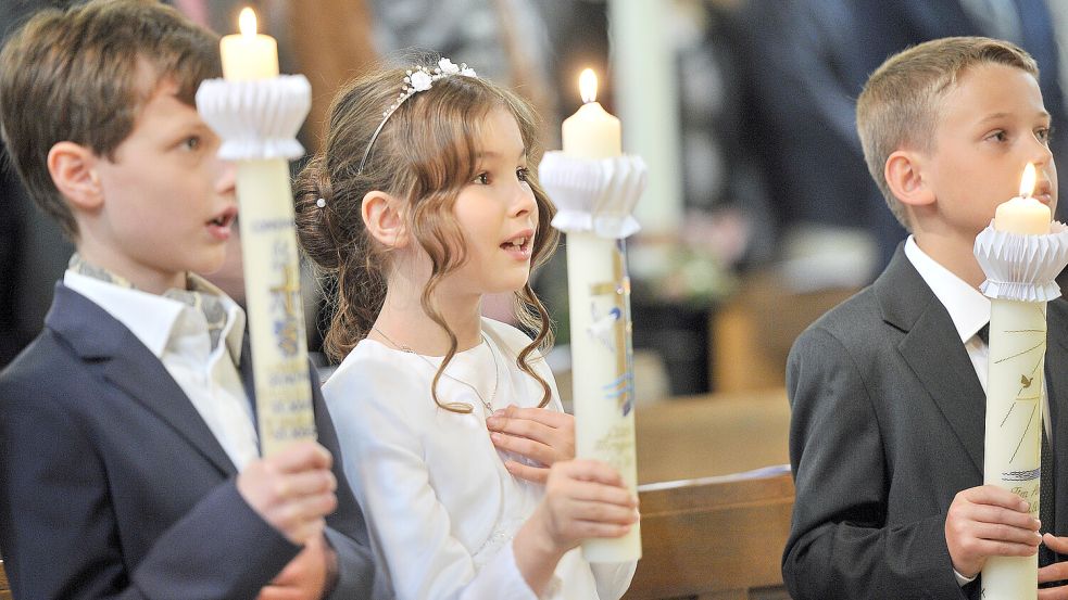 Kinder in Erwachsenenkleidung zurechtgemacht: Die Erstkommunion markiert einen wichtigen Tag im Leben eines Katholiken. Foto: IMAGO / Funke Foto Services