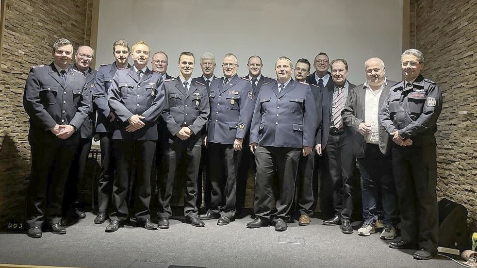 Ernannte, Beförderte, Geehrte und Gäste der Feuerwehr Sandhorst posieren auf der Jahreshauptversammlung für ein Erinnerungsfoto. Foto: privat