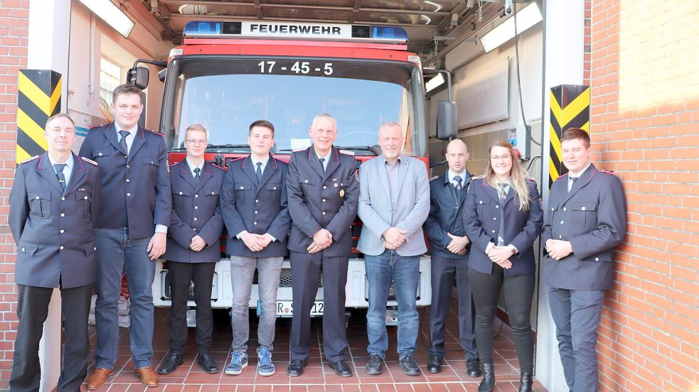 Die Suurhuser Feuerwehrleute und ihre Gäste auf der Jahressitzung (von links): Stefan Ruhr (stellvertretender Ortsbrandmeister), Lasse Siemens, Wilke Janssen, Philipp Uffen, Ortsbrandmeister Heyko Meints, Hintes Bürgermeister Uwe Redenius, Gemeindebrandmeister Bastian Kahlert, Jugendfeuerwehrwartin Tomma Meints sowie der stellvertretende Jugendfeuerwehrwart Alexander Uffen. Foto: privat