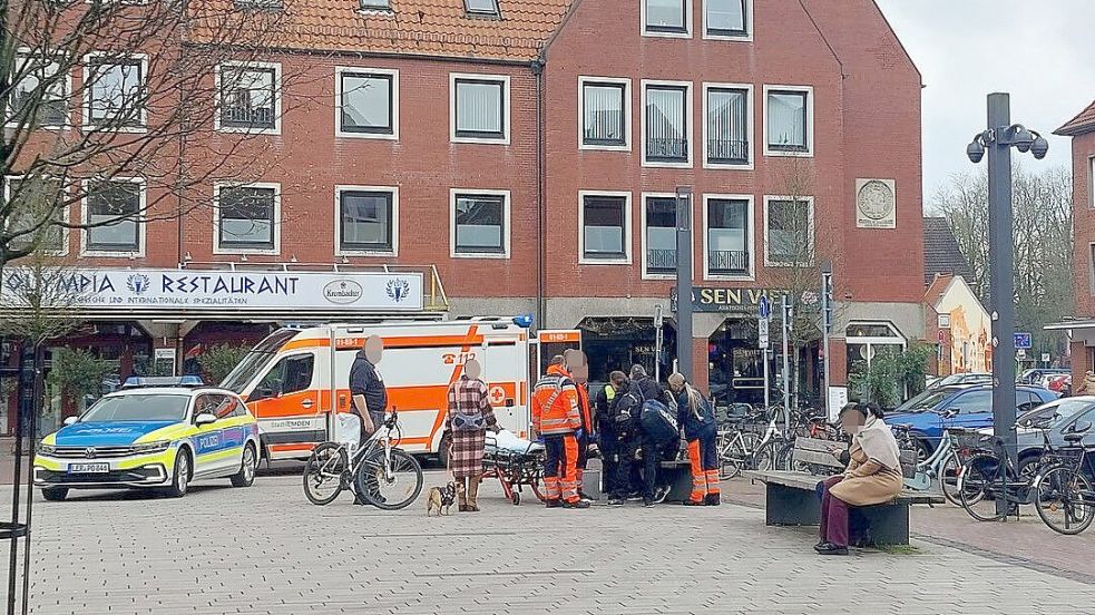 Kameras für die Video-Überwachung auf dem Neuen Markt sind rechts im Foto an einem Mast zu sehen. Sie hatten eine Körperverletzung in die Polizeiwache übertragen. Streifenwagen rückten daraufhin aus. Foto: Hanssen