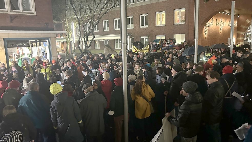 Am 14. Februar 2024 kamen bereits rund 300 Menschen zu der „Emden singt“-Aktion zusammen. Foto: Weiden/Archiv