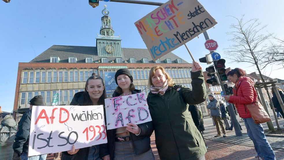 Das Bündnis "Emden Demokratisch" hatte am 27. Januar 2024 zu einer großen Kundgebung gegen Rechtsextremis eingeladen. Mehr als 4000 Menschen kamen, teils mit bunten Plakaten. Foto: Ortgies/Archiv