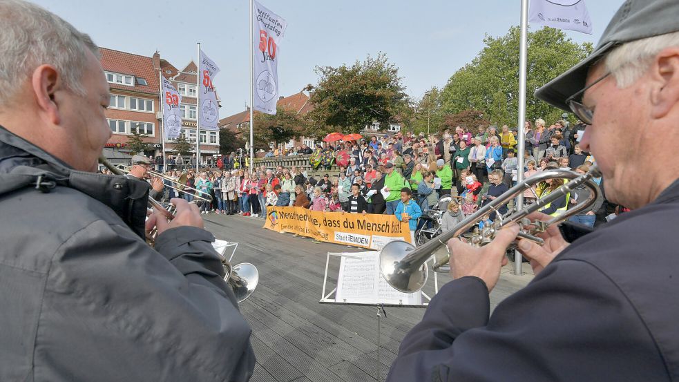 Auf der Ratstreppe wird öfter gesungen: Auf dem Foto ist die Aktion "Singen gegen Rassismus" im Rahmen der interkulturellen Woche am Emder Anti-Rassismus-Tag zu sehen. Mehr als 400 Menschen nahmen im Oktober 2023 teil. Foto: Ortgies/Archiv