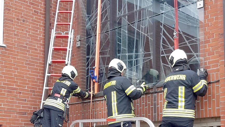 Kompliziert: Bevor der Vogel befreit werden konnte, musste zunächst eine schwere Glasscheibe gesichert werden. Foto: Feuerwehr