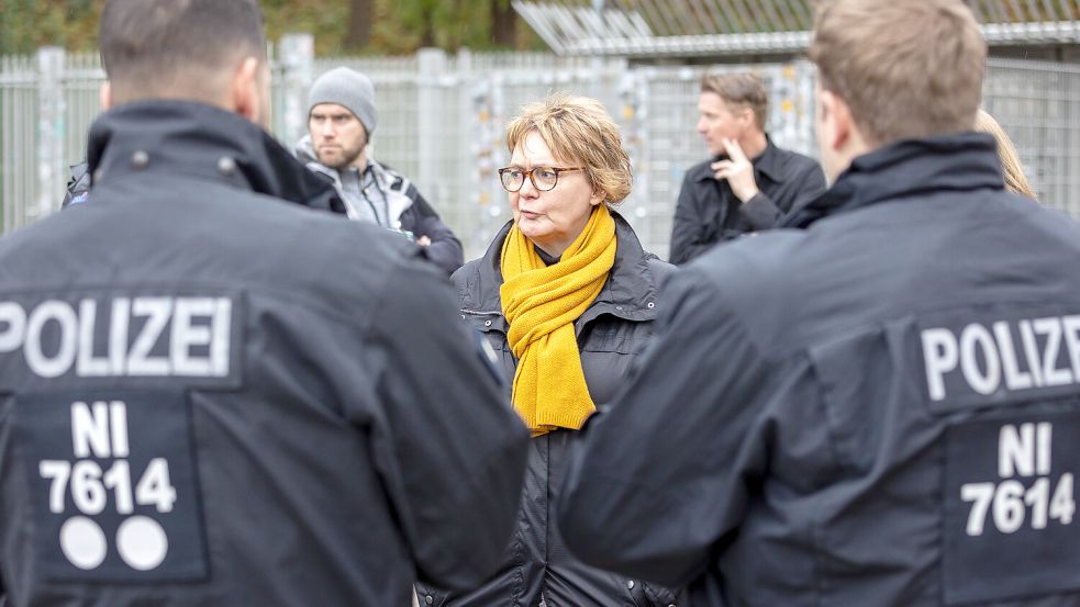 Niedersachsens Innenministerin (SPD) sprach im November vor dem Stadion in Hannover mit Einsatzkräften der Polizei. Auch am kommenden Sonntag beim Hochrisikospiel zwischen Eintracht Braunschweig und Hannover 96 will die SPD-Politikerin vor Ort sein. Foto: Moritz Frankenberg/dpa