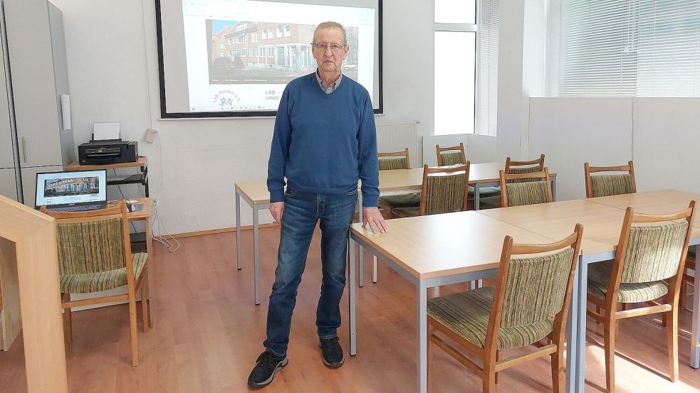 Paul von Häfen ist Vorsitzender des Vereins „Lange Aktiv Bleiben“ in Emden. Dieser gibt unter anderem Computerkurse. Jetzt wurde der Verein aber aufgelöst. Foto: Hanssen