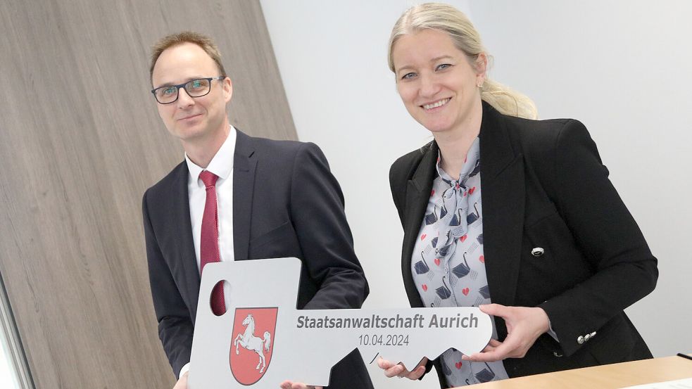 Justizministerin Dr. Kathrin Wahlmann übergab den Schlüssel, den sie selbst vom Baumanagement erhalten hatte, an Leitenden Oberstaatsanwalt Florian Eiser weiter. Foto: Romuald Banik