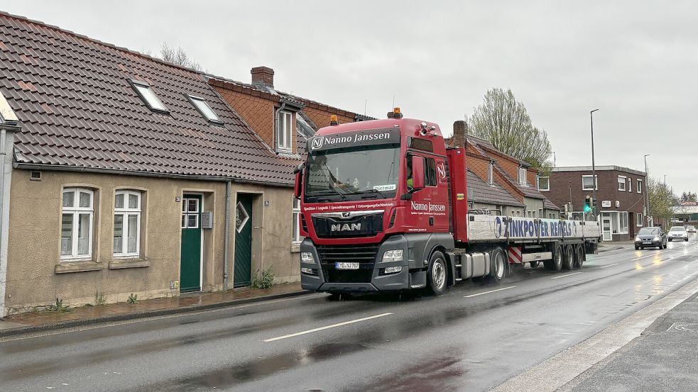 Ganz knapp fahren die Lastwagen im Burggraben an den Wohnhäusern vorbei. Foto: Rebecca Kresse