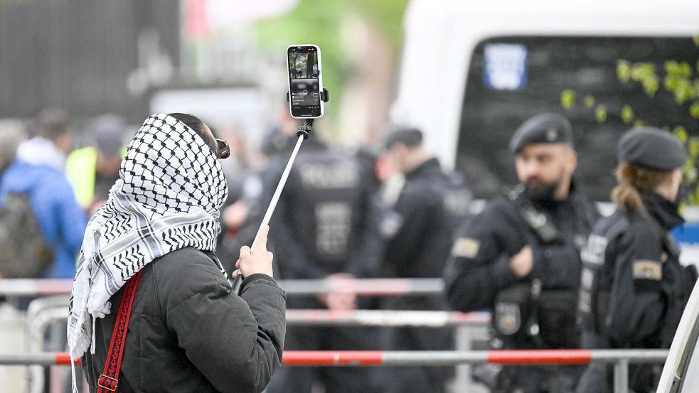 Der Livestream zum sogenannten Palästina-Kongress wurde kurz nach dem Start abgebrochen. Die Polizei schritt ein. Foto: dpa/Sebastian Gollnow