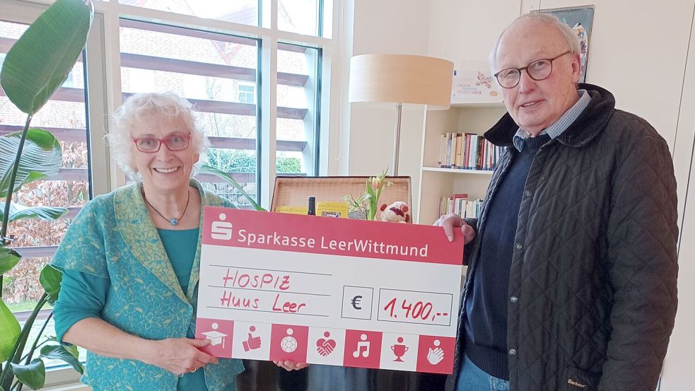 Werner Oldigs, Vorsitzender des aufgelösten Vereins „Lüttje Theater Bimm“ und die Ehrenvorsitzende der Leeraner Hospiz-Initiative, Frau Gretel Bluhm-Janssen trafen sich zur Spendenübergabe im Hospizhuus. Foto: privat