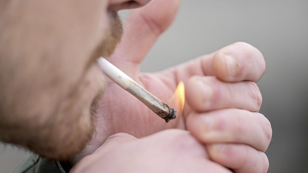 Ein Mann zündet sich einen Joint an. Seit dem 1. April 2024 ist der Konsum von Cannabis für Erwachsene erlaubt. Foto: Martin Meissner/dpa