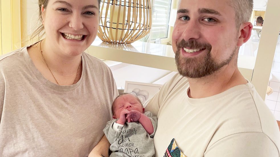 Jana Stüber zusammen mit ihrem zukünftigen Mann Sören Scheller und dem Überbringer des Hochzeitsantrags: Baby Henri-Pepe. Foto: Klinik Lübbecke