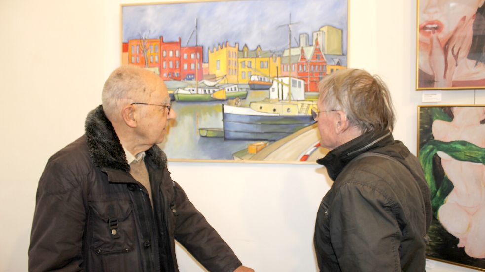 Zwei Urgesteine des Kunstvereins, Joachim Gebhard (links) und Wilfried Hofbauer  fachsimpeln über das Groningenbild von Gebhardt. Foto: Niet