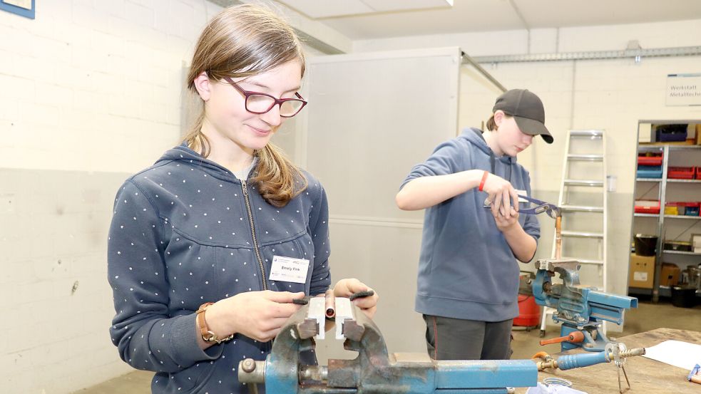 Den Beruf zur Anlagenmechanikerin für Sanitär-, Heizungs- und Klimatechnik wollen Emely Fink (14 Jahre) aus Halbemond von der Friederikenschule Großheide und Stella Sophie Küster (13 Jahre) aus Roggenstede von der IGS Aurich erlernen. Foto: Handwerkskammer/Feldmann