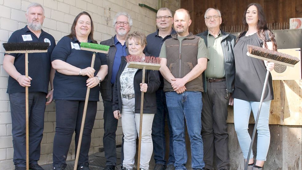 Neue Besen kehren gut – auch im Vorstand des PSC Leer (von links): Siegfried Ewen-Schöberl, Gretchen Ewen-Schöberl, Peter Gerdes , Astrid Dönch, Harald Selle, Ingo Kruse, Jakobus Schnater und Amke Buss. Es fehlen: Nils Nükke, Bruno Maichel, Andreas Fuss und Hayo Schöttler. Foto: privat