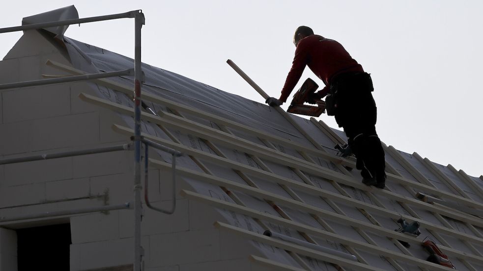 Das europäische Lieferkettengesetz zielt zwar auf große Unternehmen ab - aber auch kleinere sind letztlich davon betroffen, kritisiert der Bauverband ZDB. Foto: dpa/Jan Woitas