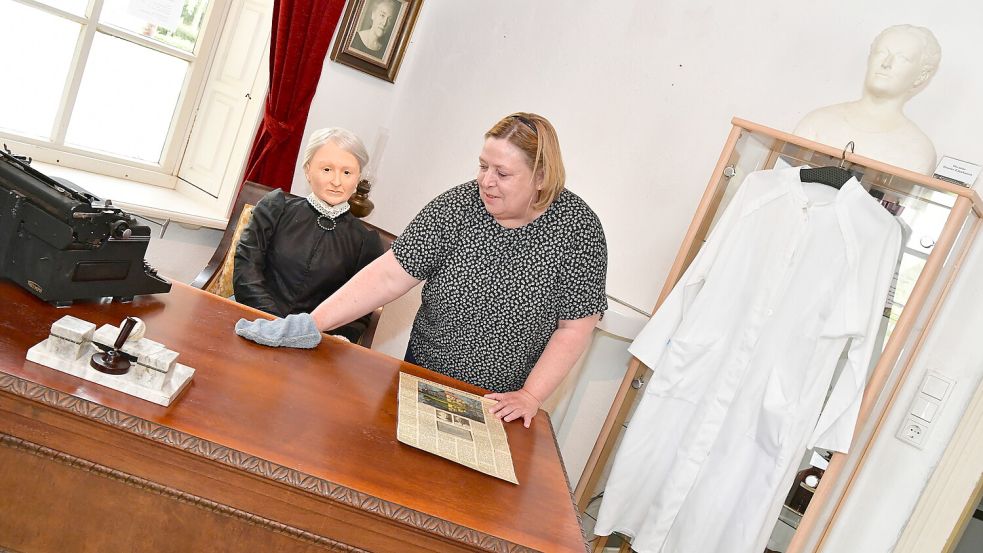 Martina Diekmann poliert den Schreibtisch von Deutschlands erster Frauenärztin, Dr. Hermine Heusler-Edenhuizen. Fotos: Wagenaar