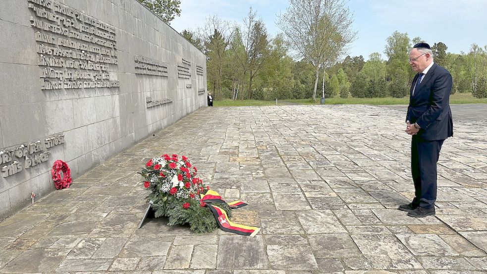 Verneigt sich in der Gedenkstätte Bergen-Belsen vor den Opfern des Nationalsozialismus: Niedersachsens Ministerpräsident Stephan Weil (SPD). Foto: Lars Laue