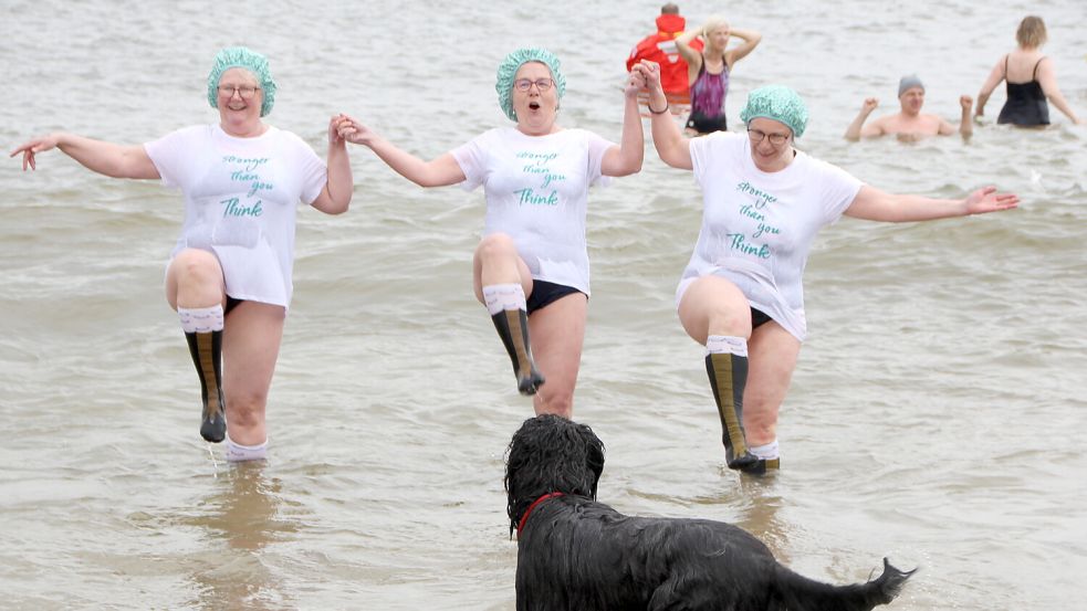 Sie gehören zum Anschwimmen dazu: „die verrückten Hühner“. Foto: Ferber