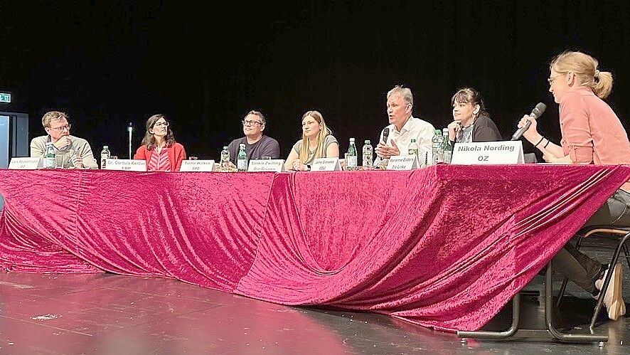 Podiumsdiskussion im Theater an der Blinke vor Schülerinnen und Schülern von UEG und TGG. Auf dem Podium saßen Nikola Nording (von rechts, Moderation), Marianne Esders (Die Linke), Jens Gieseke (CDU), Saskia Zwilling (Grüne), Tiemo Wölken (SPD), Dr. Cordula Kentler (FDP) und Lars Reckermann (Moderation) Organisiert wurde die Veranstaltung von Maren Glorius und Andrea Rohe (beide nicht im Bild). Foto: Rohe