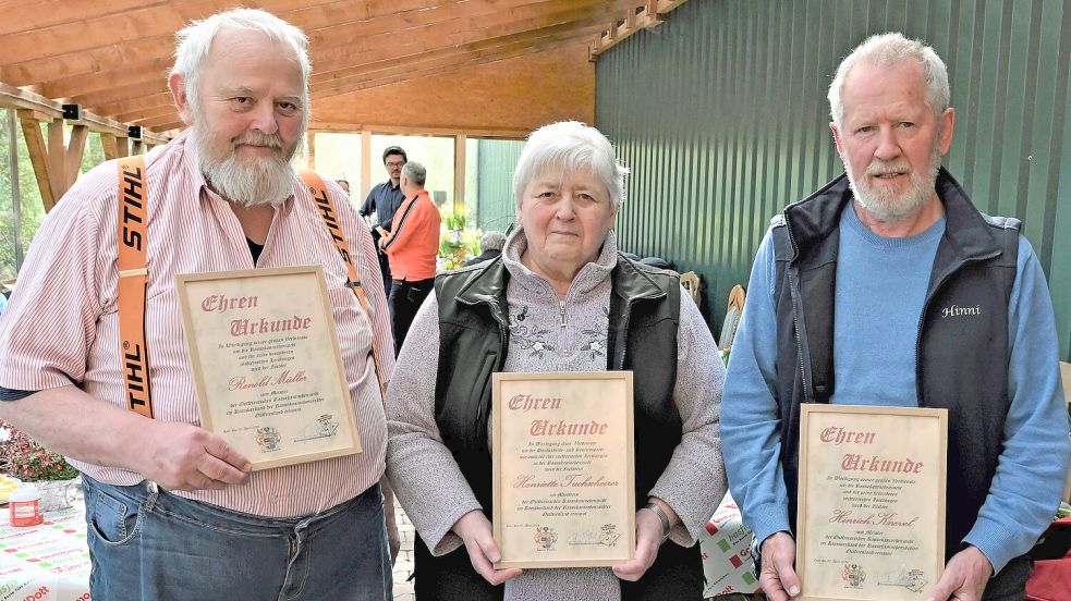 Urkunden bekamen die „Meister in der Ostfriesischen Rassekaninchenzucht“ Renold Müller (von links), Henriette Tuchscheerer und Hinrich Knevel.