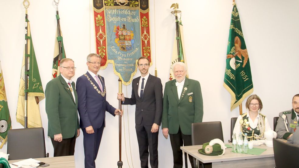 OSB-Präsident Detlef Temmen (von links), die Bürgermeister Rolf Claußen und Hendrik Schulz sowie OSB-Vizepräsident Gerhold Heinze präsentieren das Banner.