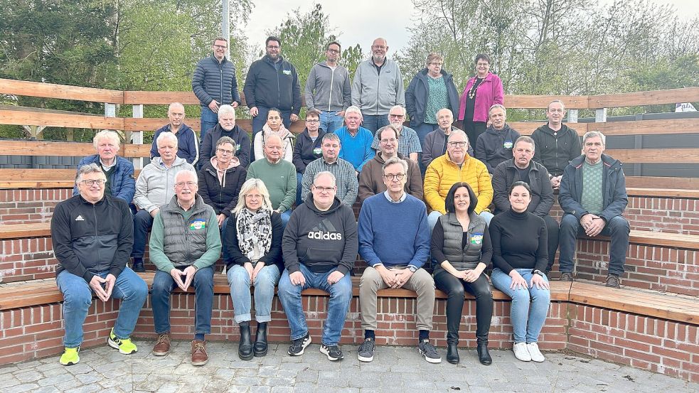 Zahlreiche Vertreter von Fachverbänden und Beiräten waren zum Hauptausschuss des Kreissportbundes Aurich nach Hagermarsch gekommen: (vordere Reihe, von links) Winfried Neumann, Detlev Schoone, Helga Krieger-Hetzke, Kai Dorn, Jan Willms, Anne Thonicke und Svenja Neumann, (zweite Reihe, von links) Günther Rademacher, Engelbert-Heye Kirsche, Ina Reinhardt, Heinz-Dieter Höpfner, Michael Lohoff, Erik Antonczyk, Harald de Vries, Stefan Janssen und Frerich Heiken, (dritte Reihe, von links) Manfred Hahnen, Theo Hinrichs, Imke Goudschaal, Karla Saueressig, Manfred Pree, Hinrich Lübben, Walter Vienna, Olav Görnert-Thy und Marc Friedrich sowie (stehend, von links) Dennis Igelmann, Tim Bloem, Arne Lehne, Christof Bruns, Edith Wienekamp und Grete Kruse. Foto: privat