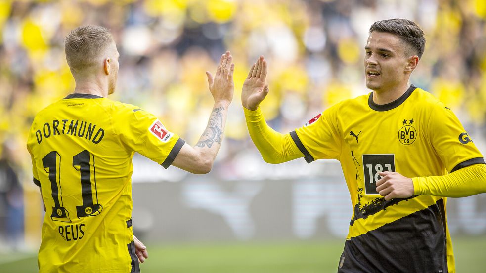 Kjell Wätjen (rechts) legte in seinem Profidebüt gleich einen Assist für BVB-Legende Marco Reus auf. Foto: IMAGO/Moritz Müller