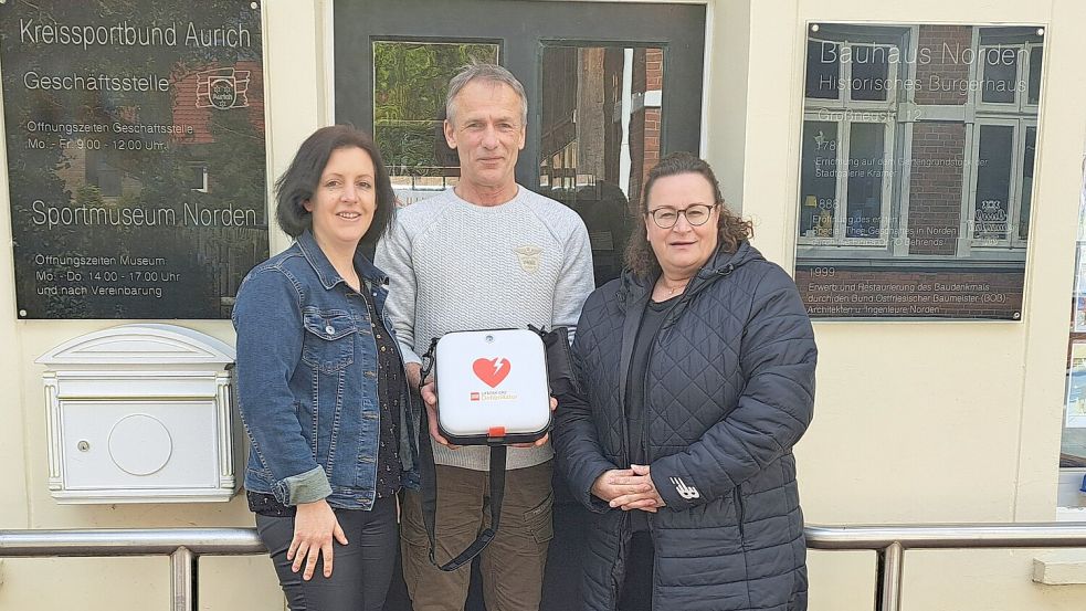 Anne Thonicke (von links) und Olav Görnert-Thy (beide KSB Aurich) sowie Ute Meinert (Sparkasse Aurich-Norden) freuen sich über den Erfolg der Aktion. Foto: privat