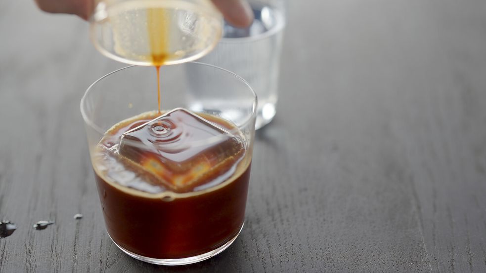 Cold Brew Coffee ist besonders im Sommer ein beliebtes Getränk. Foto: IMAGO / Pond5 Images