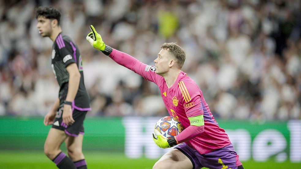 Er ist ein Held im Tor: Manuel Neuer von Bayern München. Jetzt ließ ausgerechnet ein Maulwurf den Titanen im Tor höchst unglücklich aussehen. Foto: IMAGO/kolbert-press