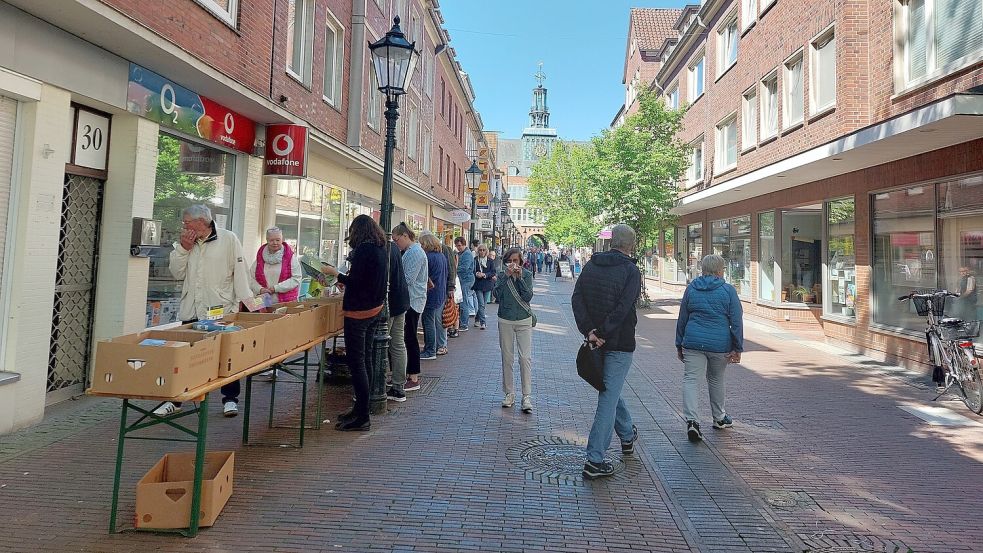 Der erste Bücherflohmarkt an der Brückstraße lockte viele Interessierte. Foto: Hanssen