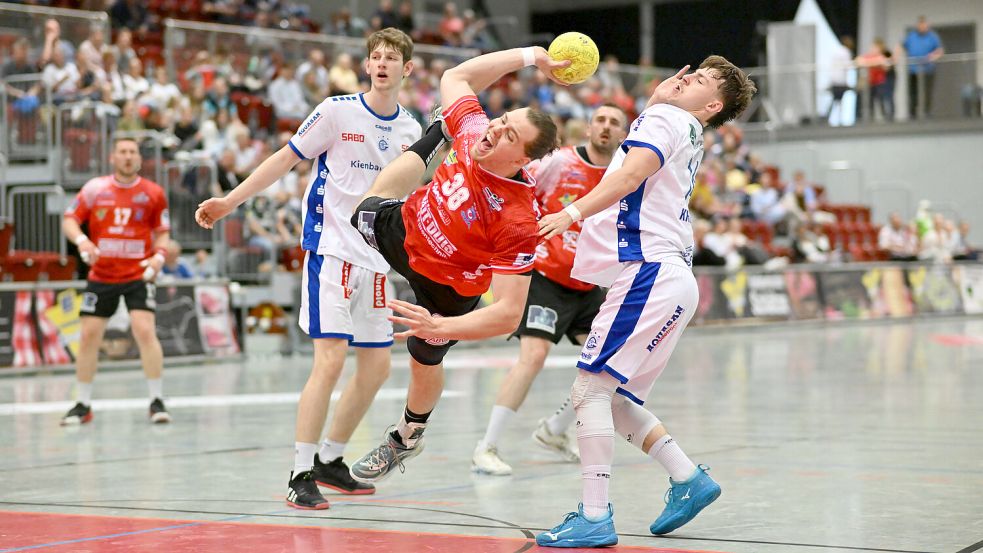 Marcell Hegyi (am Ball) steuerte vier Tore zum Auricher Sieg gegen Gummersbach II bei. Foto: Doden, Blomberg