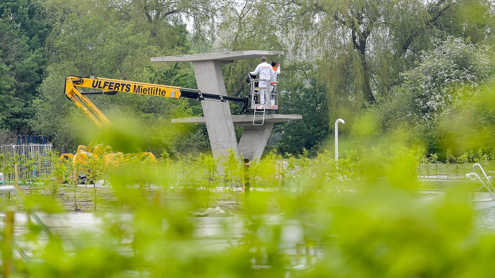 Viele Bau-Fahrzeuge befinden sich aktuell noch auf dem Freibad-Gelände. Foto: Ortgies/Archiv