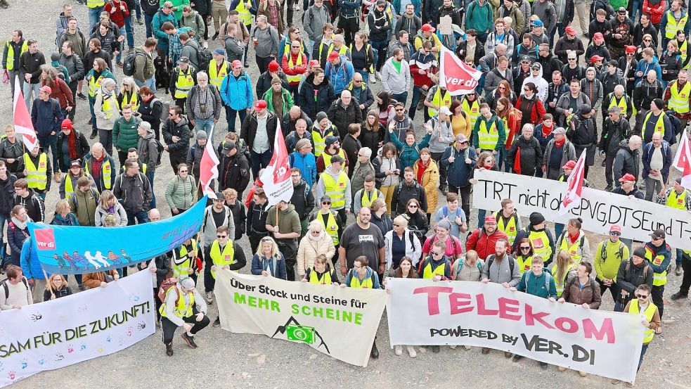 Schon Ende April gingen Beschäftigte der Telekom bei einem bundesweiten Warnstreik auf die Straße. Foto: Matthias Bein/dpa