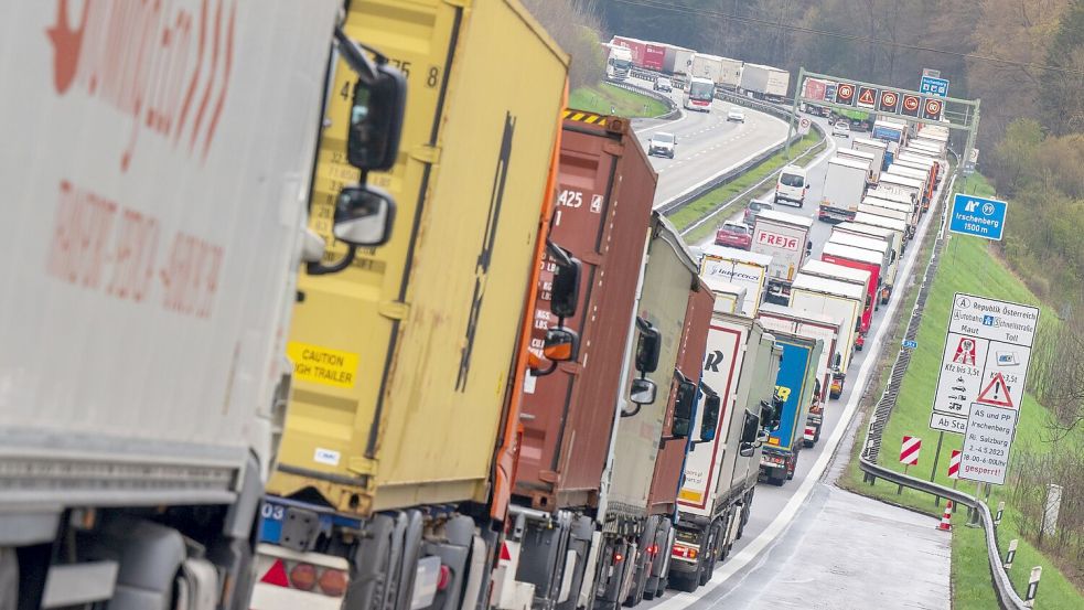 Hunderte LKW stehen auf der A8: Für Busse und Lastwagen in der EU gelten künftig strengere CO2-Vorgaben. Foto: Peter Kneffel/dpa