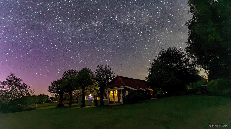 In Berumbur ist diese Aufnahme vom Sternenhimmel mit Polarlicht-Schein in der Nacht auf Sonntag entstanden. Foto: Sebastian Sperl