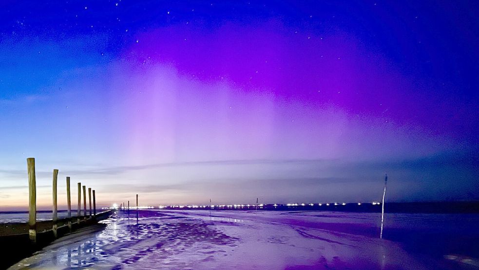 Sonntagabend ist diese Aufnahme des Polarlichts über Baltrum gelungen - aufgenommen von Neßmersiel aus. Die Belichtungszeit betrug zehn Sekunden, schreibt die Fotografin. Foto: Katrin Moser