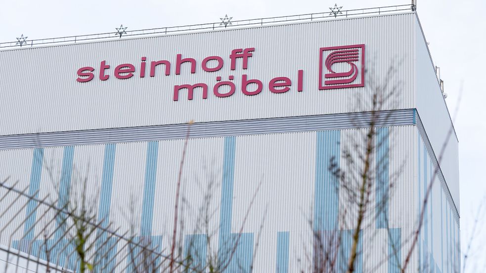 Markanter Blickfang an der A28: „Steinhoff Möbel“ steht an einem Gebäude des Möbelhaus-Konzerns. Foto: Assanimoghaddam/DPA/Archiv