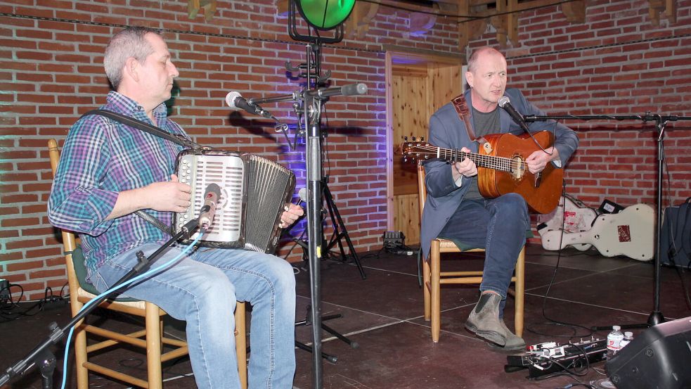 Perfekt aufeinander eingestimmt: Mick McAuley (links) und John Doyle überzeugten in Engerhafe mit traditionellem Folk und eigenen Stücken. Fotos: Niet