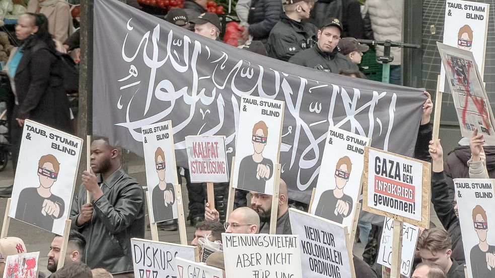 Kalifat-Demo in Hamburg vor zwei Wochen: Die meisten islamistischen Gefährder haben einen deutschen Pass. Foto: IMAGO/Blaulicht News