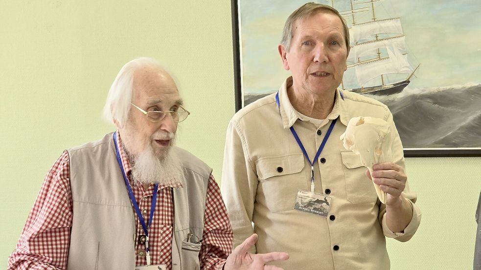 24 Walhistoriker tauschten sich in Emden aus. Das Foto zeigt den ältesten Teilnehmer Günther Behrmann (92) mit Veranstalter Alfred Schmidt (rechts). Foto: privat