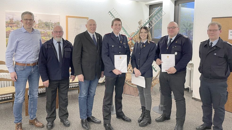 Im Beisein vom Ersten Gemeinderat Frank Cramer (links), des stellvertretenden Gemeindebrandmeisters Hans-Jürgen Heykes (2. von links) und des Gemeindebrandmeisters Mario Lienemann (rechts) überreichte Bürgermeister Erwin Adams (3. von links) Urkunden an Patrik Kowalzik (Mitte), Sandra Willms und Hartmut Schoon. Foto: privat